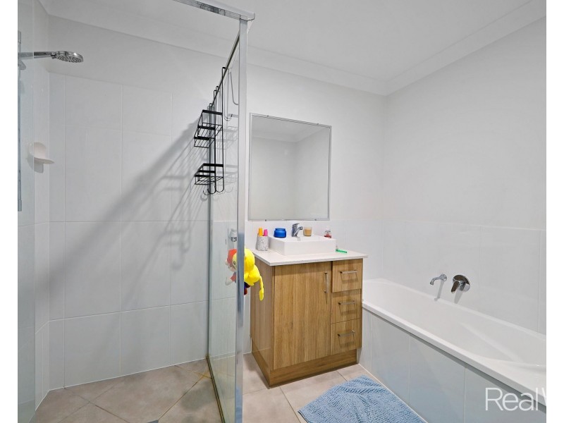 25 Sharp Crescent, Branyan QLD 4670