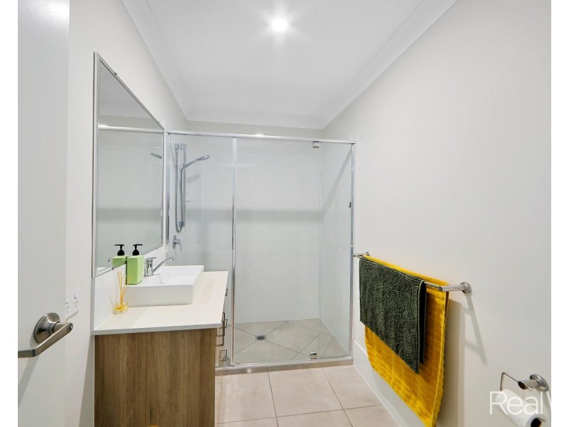 25 Sharp Crescent, Branyan QLD 4670