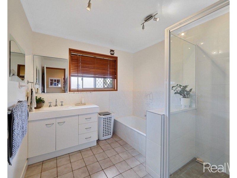 26 East West Avenue, Avoca QLD 4670