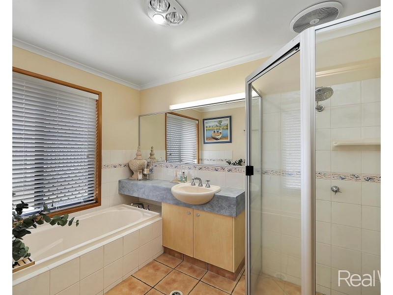 27 Chancellor Drive, Avenell Heights QLD 4670