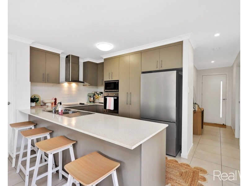 10/4 The Pines Court, Millbank QLD 4670