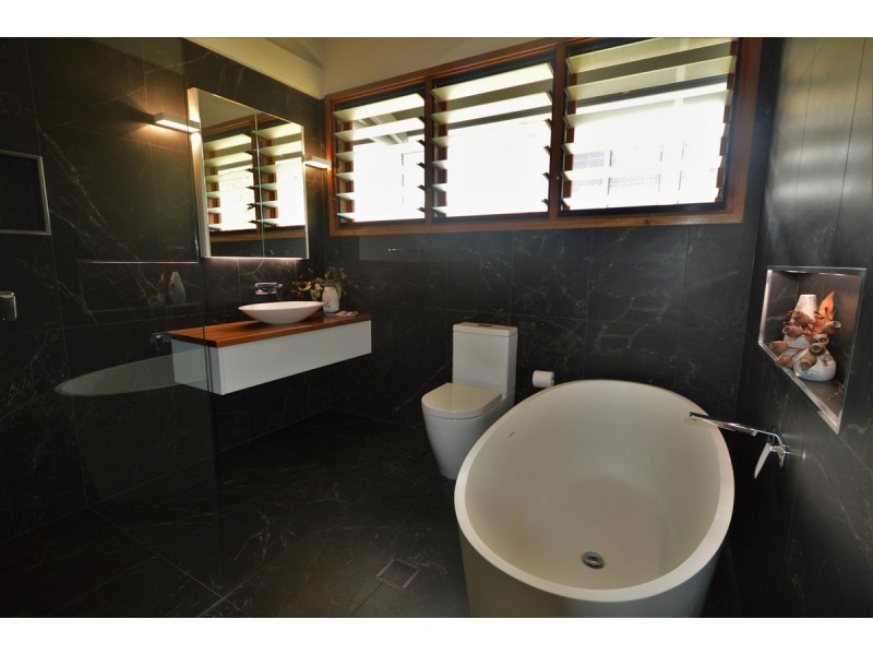 185 Lakes Bvd, Wooloweyah NSW 2464