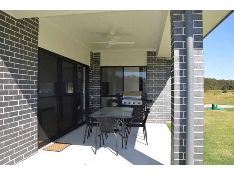 136 Carrs Drive, Yamba NSW 2464