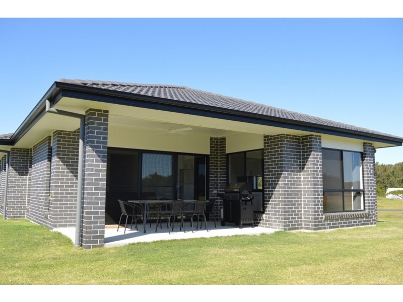 136 Carrs Drive, Yamba NSW 2464