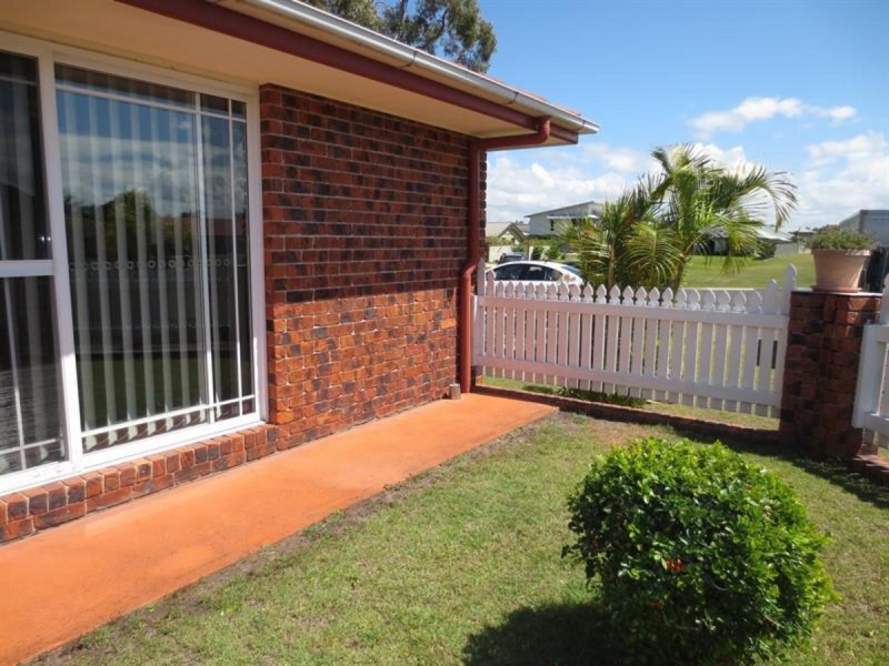 2/9 Freeburn Street, Yamba NSW 2464