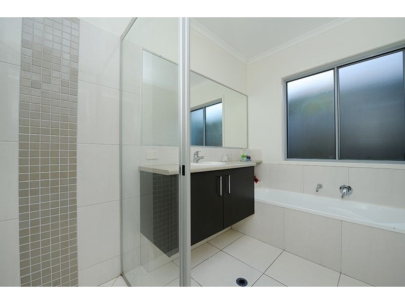 8 Andrew Ave, Little Mountain QLD 4551