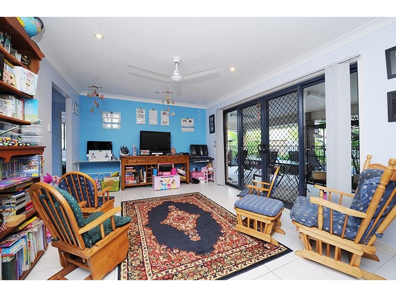 30 Hillview Crescent, Little Mountain QLD 4551