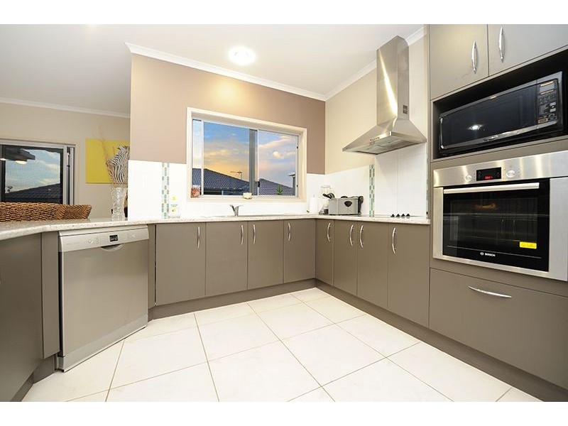 35 Hillview Crescent, Little Mountain QLD 4551