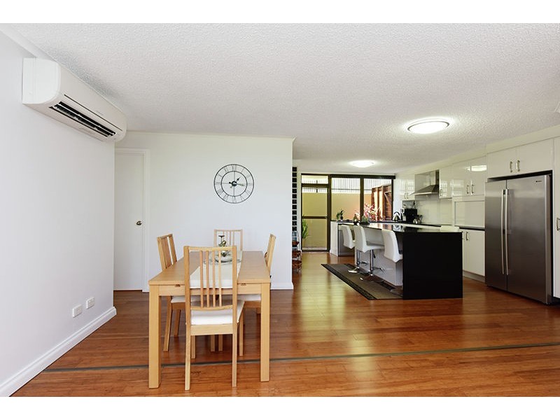 Araluen 2/10 Esplanade Bulcock Beach, Caloundra QLD 4551