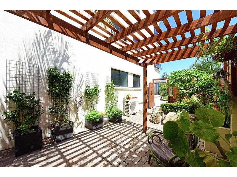 Araluen 2/10 Esplanade Bulcock Beach, Caloundra QLD 4551