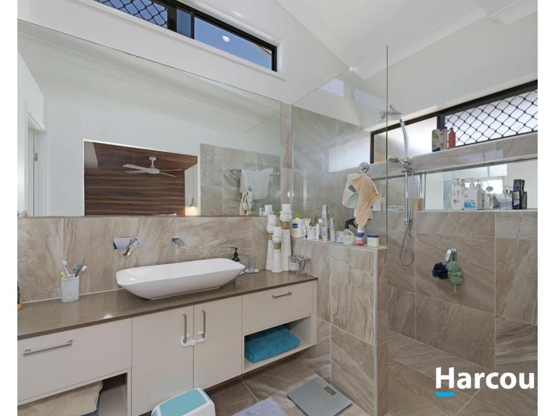 5 McCallum Close, Coral Cove QLD 4670