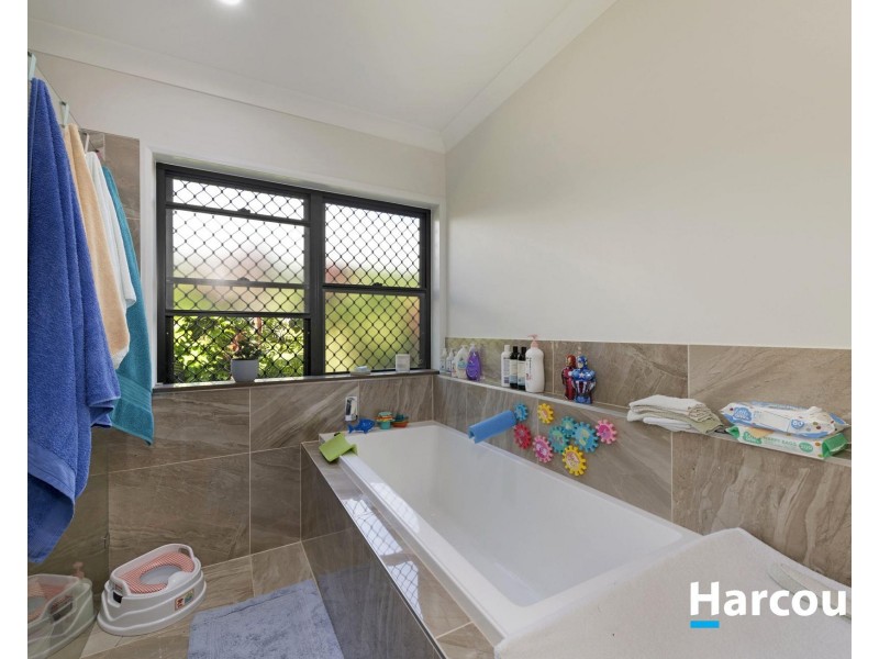 5 McCallum Close, Coral Cove QLD 4670