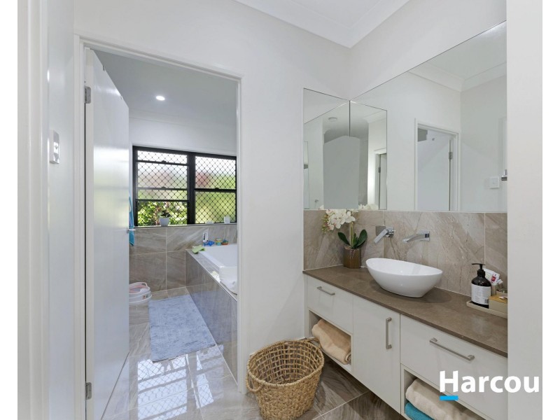 5 McCallum Close, Coral Cove QLD 4670