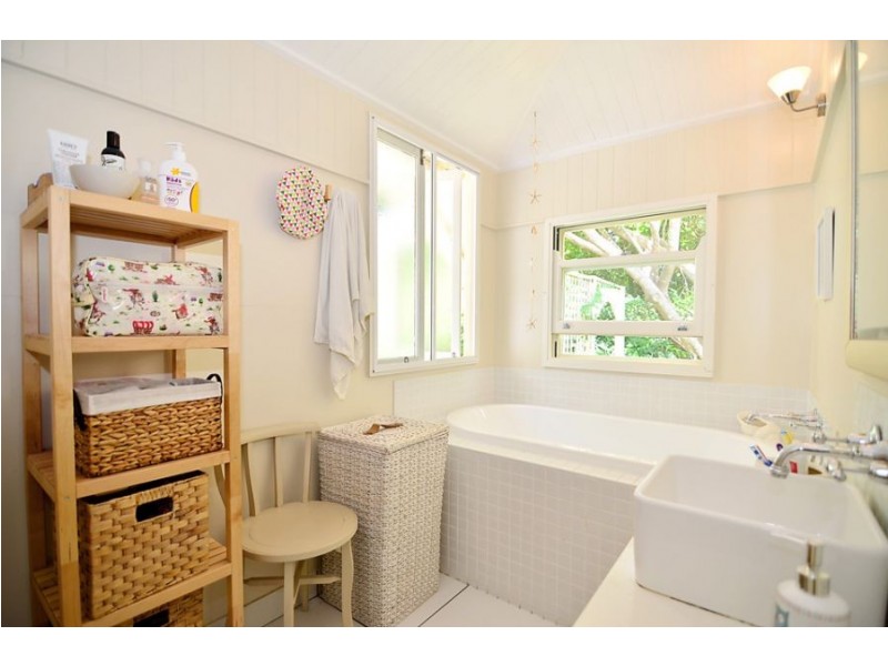 12 Burgess Avenue, Maleny QLD 4552