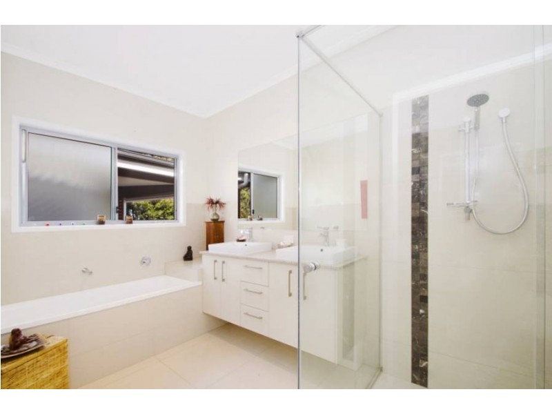 25 Laurel Street, Maleny QLD 4552