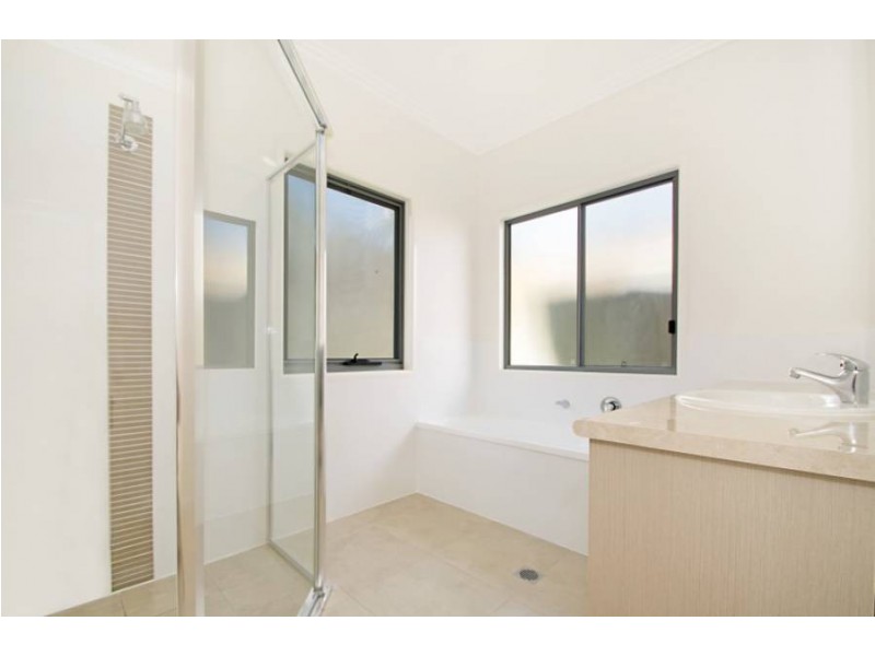 16 Teak Street, Maleny QLD 4552