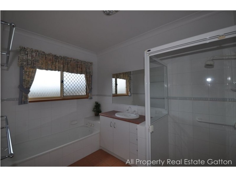 33 Deroydon Court, Adare QLD 4343