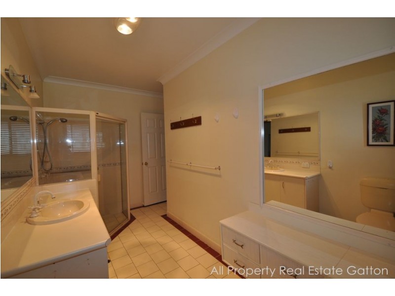 33 Deroydon Court, Adare QLD 4343