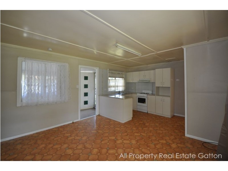 8 Railway Street, Forest Hill QLD 4342