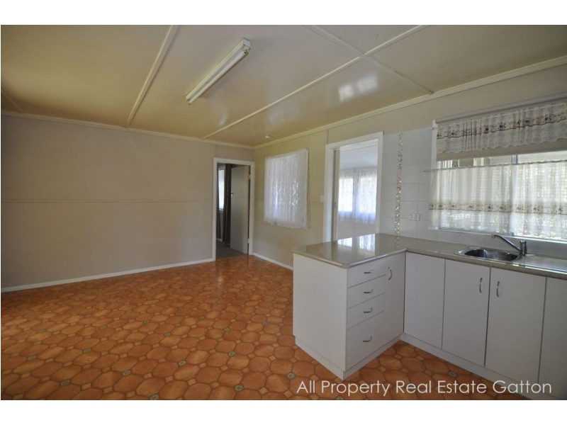 8 Railway Street, Forest Hill QLD 4342