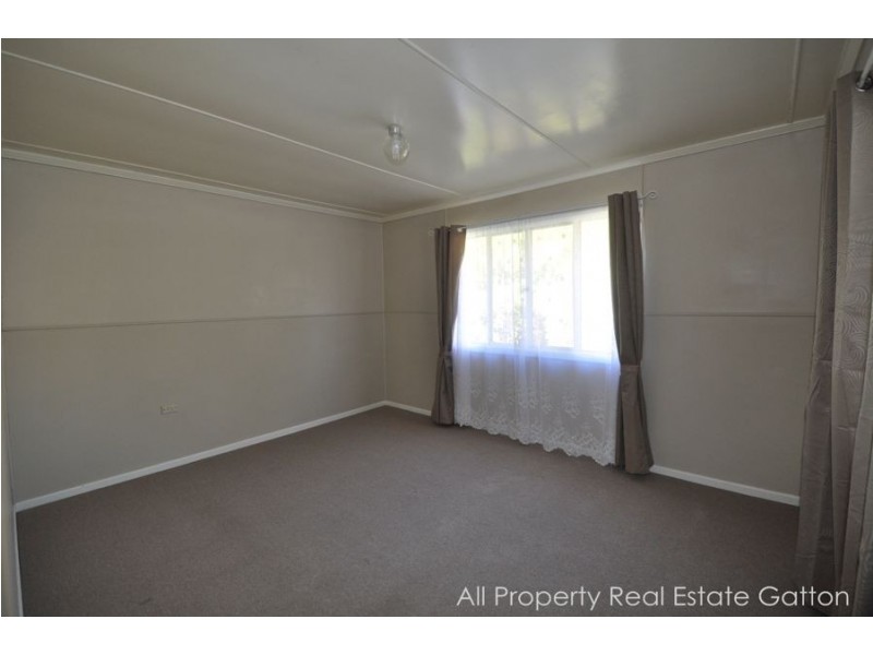 8 Railway Street, Forest Hill QLD 4342