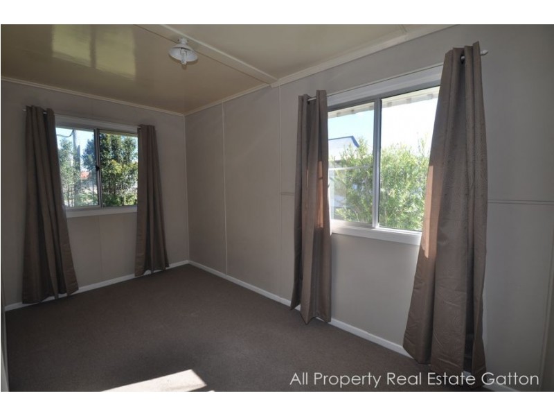 8 Railway Street, Forest Hill QLD 4342