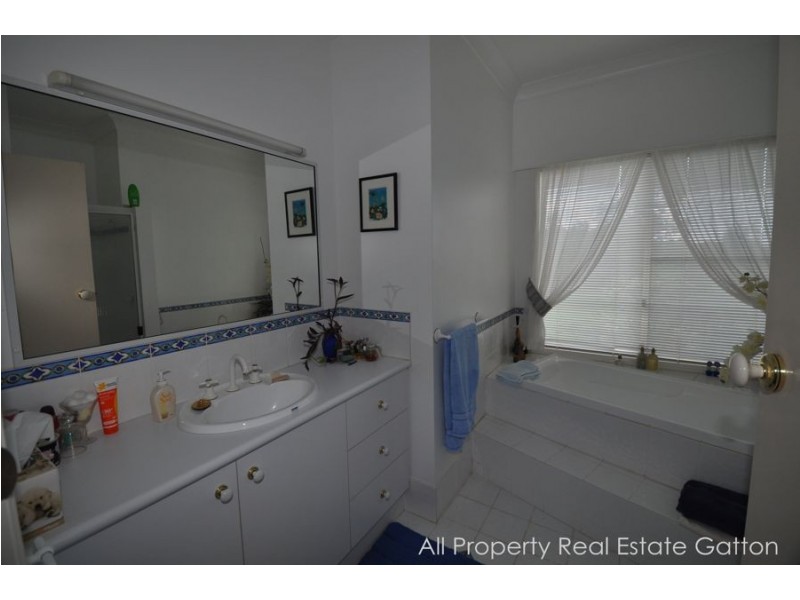 11 Narelle Court, Plainland QLD 4341