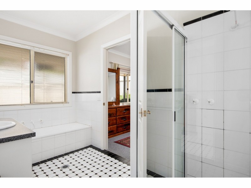 7 Chatterton Place, West Albury NSW 2640