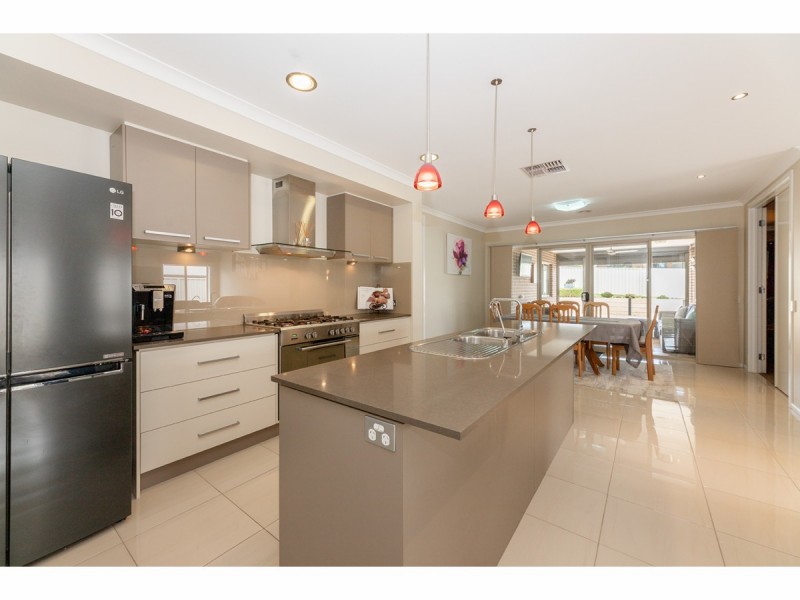 33 Whitton Drive, Thurgoona NSW 2640