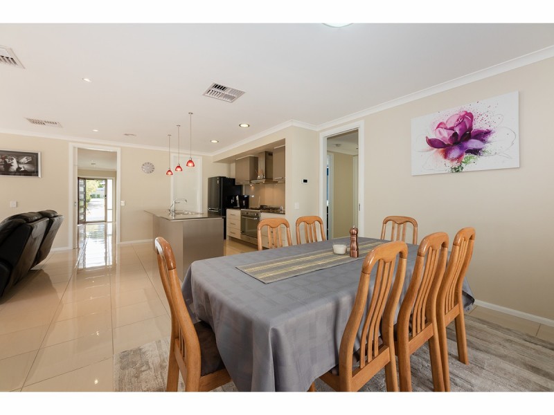 33 Whitton Drive, Thurgoona NSW 2640