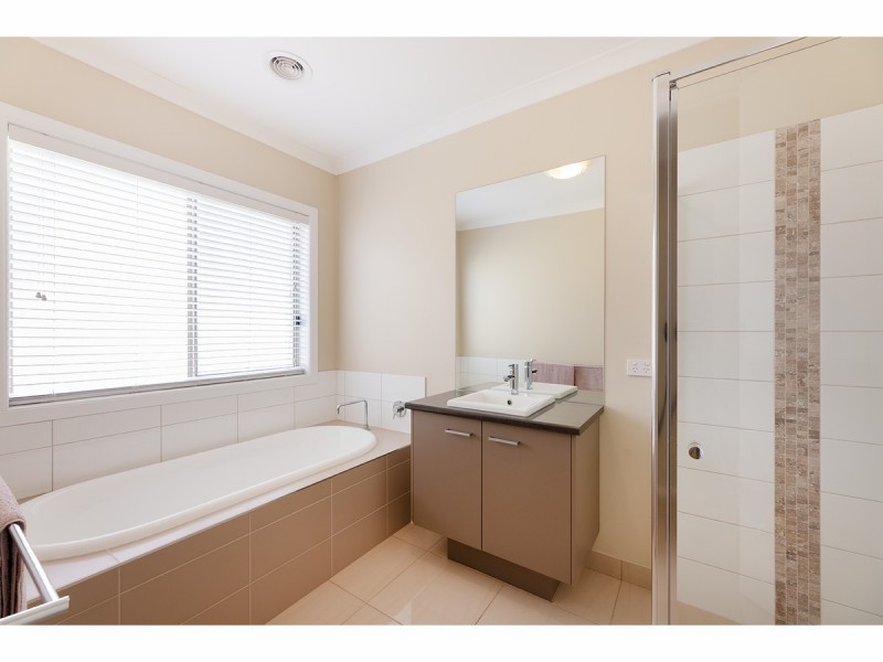 33 Whitton Drive, Thurgoona NSW 2640