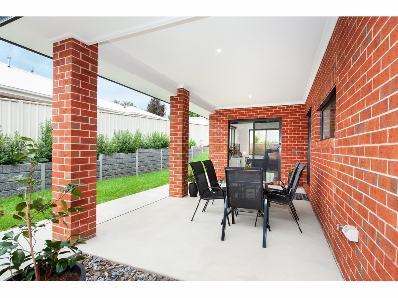 10 Cremin Court, Thurgoona NSW 2640