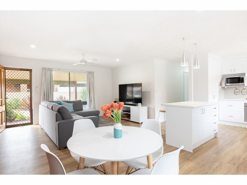 2/23 Wentworth Court, Lavington NSW 2641