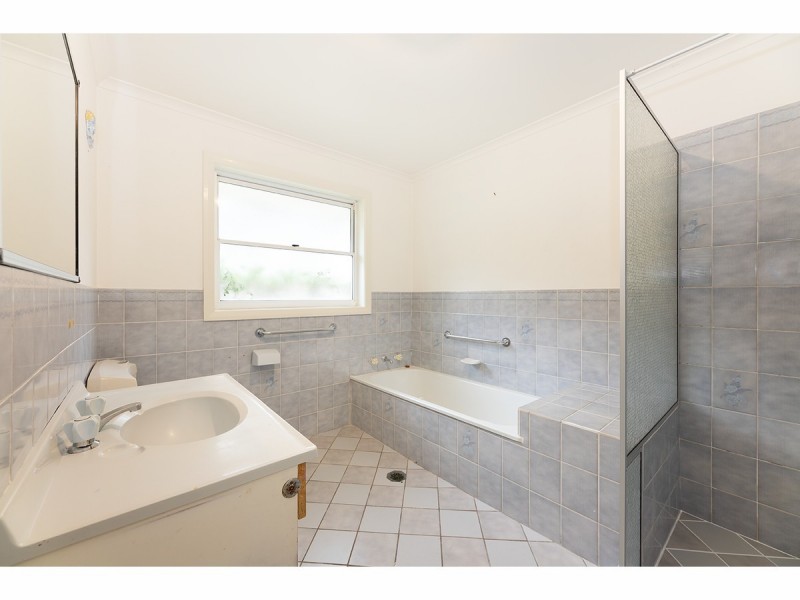 18 Benn Crescent, West Albury NSW 2640