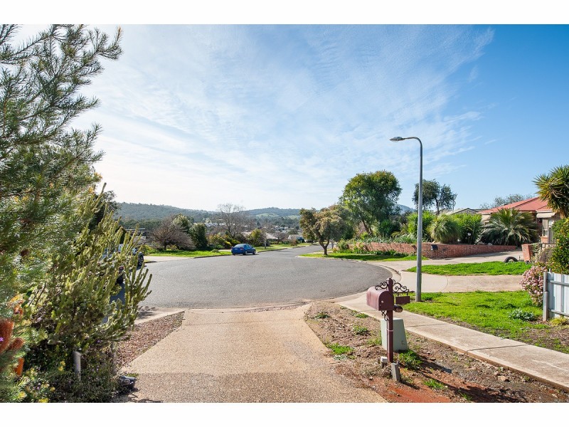 28 Hamilton Valley Court, Lavington NSW 2641