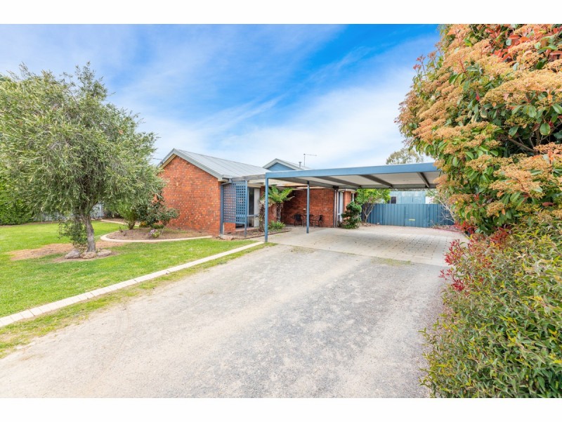 92 Hammer Street, Howlong NSW 2643