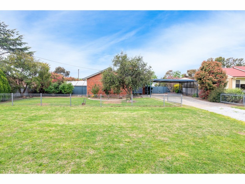 92 Hammer Street, Howlong NSW 2643