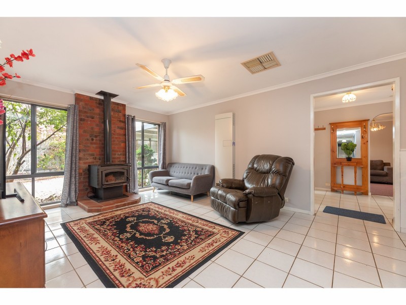 92 Hammer Street, Howlong NSW 2643