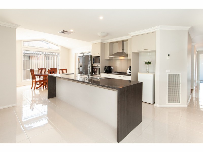 18 Harvard Place, Thurgoona NSW 2640