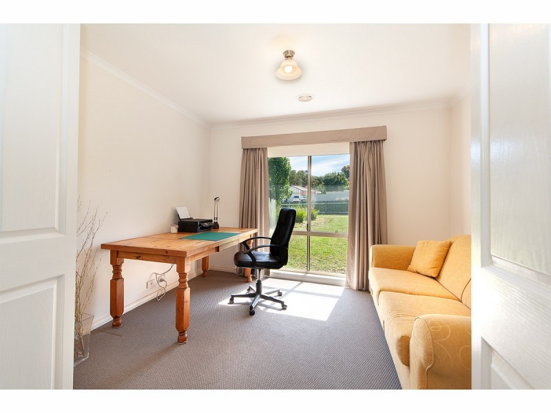 1 Manuka Court, Thurgoona NSW 2640