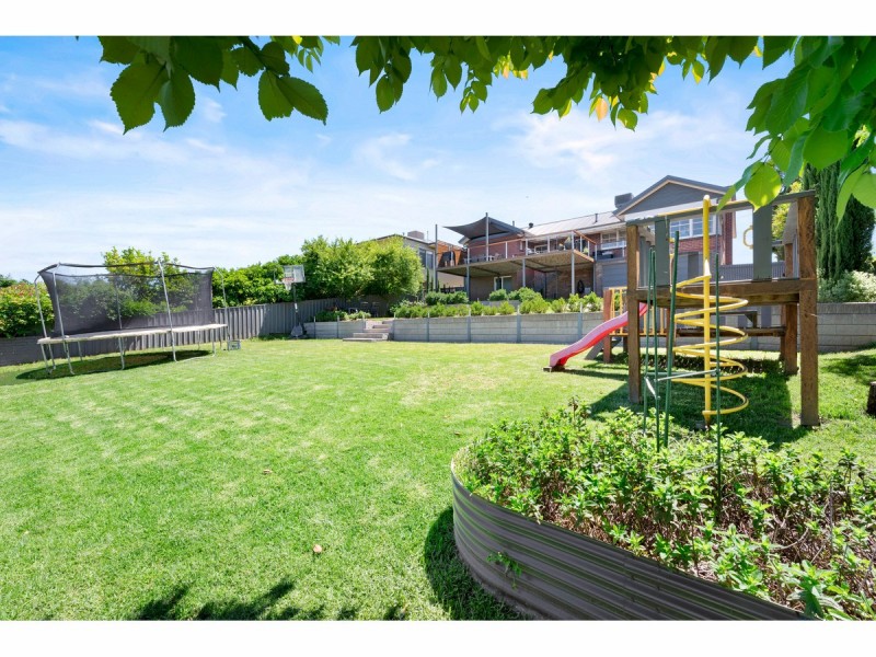 279 Highview Crescent, Lavington NSW 2641