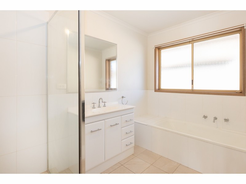 Units 1-2/52 McMaster Avenue, Lavington NSW 2641