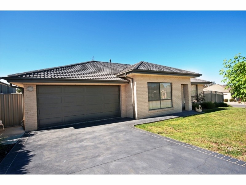 2/2 Treecreeper Street, Thurgoona NSW 2640