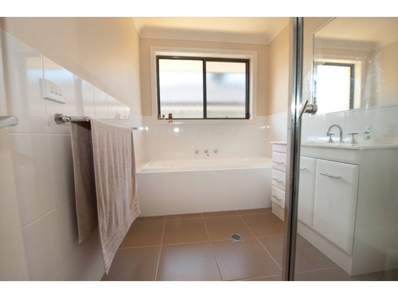 2/2 Treecreeper Street, Thurgoona NSW 2640