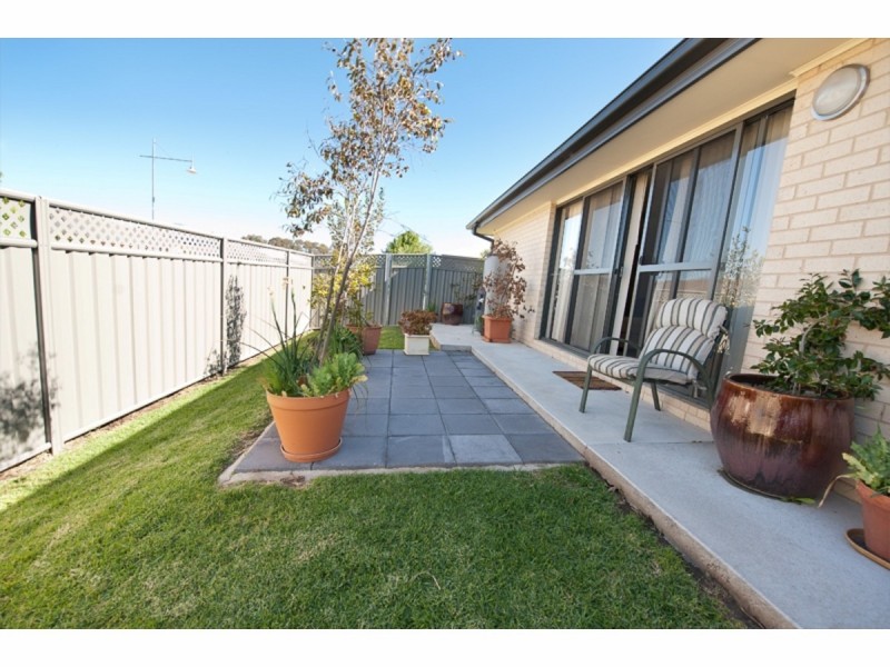 2/2 Treecreeper Street, Thurgoona NSW 2640