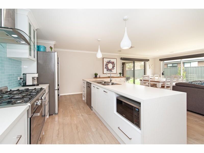 4 Stockyard Way, Thurgoona NSW 2640