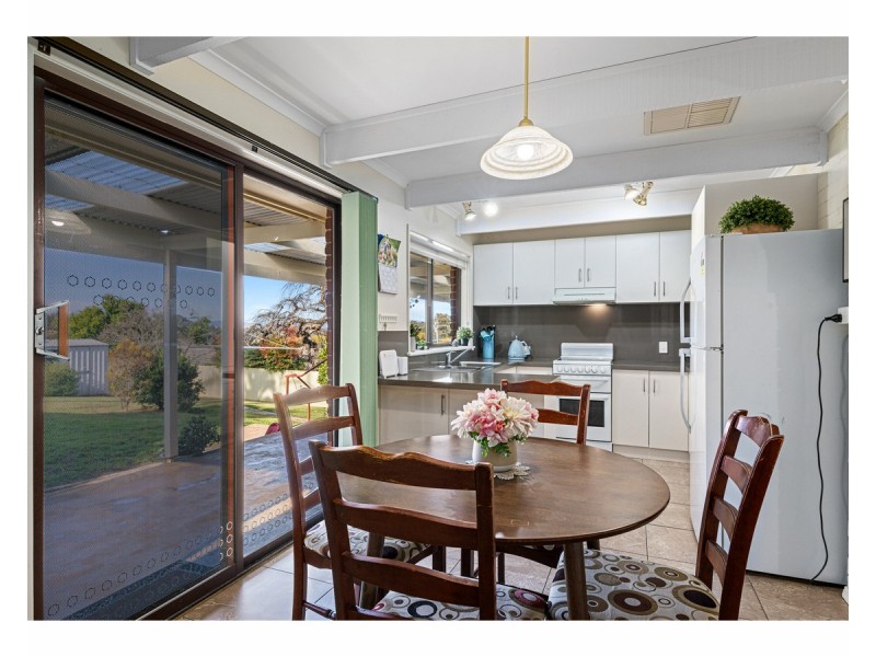 390 Red Hill Court, Lavington NSW 2641