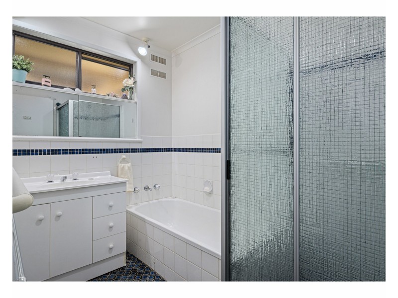 390 Red Hill Court, Lavington NSW 2641