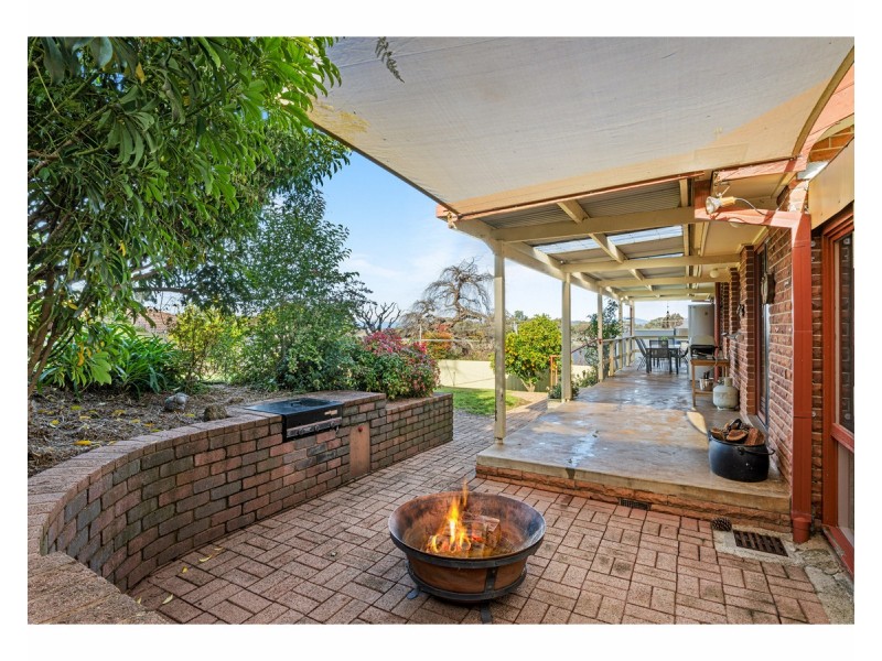 390 Red Hill Court, Lavington NSW 2641