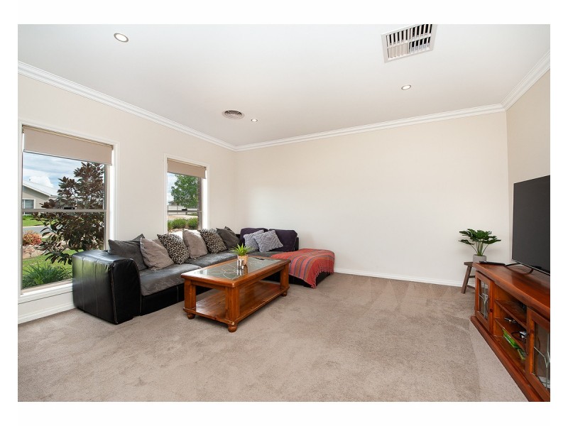 18 Kakadu Court, Thurgoona NSW 2640